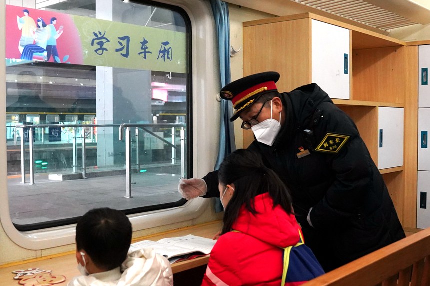 在5609次列車上，列車長王友為乘車的小學生講解車內服務設備。羅希雅攝