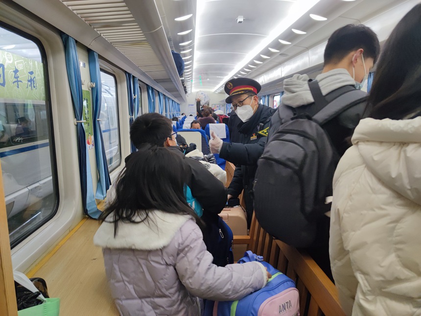 火車上的“學習車廂”。羅希雅攝