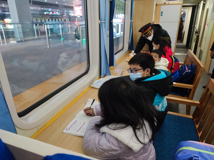 學生在使用“學習車廂”。羅希雅攝