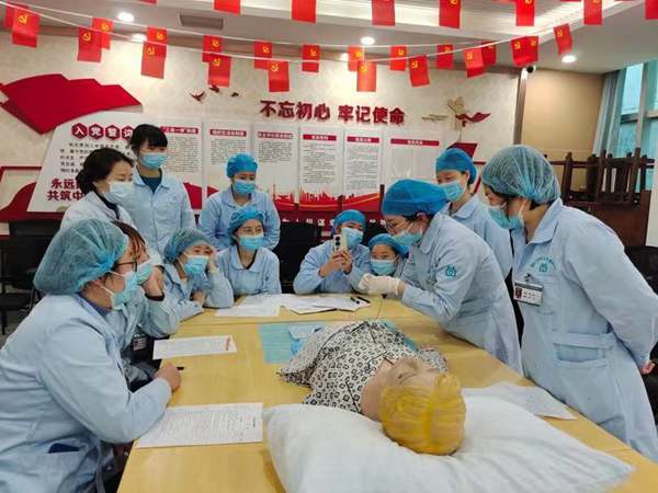 鄧穎和同事們培訓護理知識。渝中區衛生健康委供圖