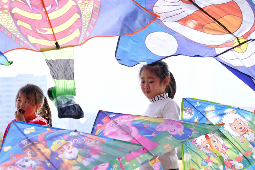 不少市民帶著孩子來到公園踏青、放風箏，享受愜意春光。郭旭攝