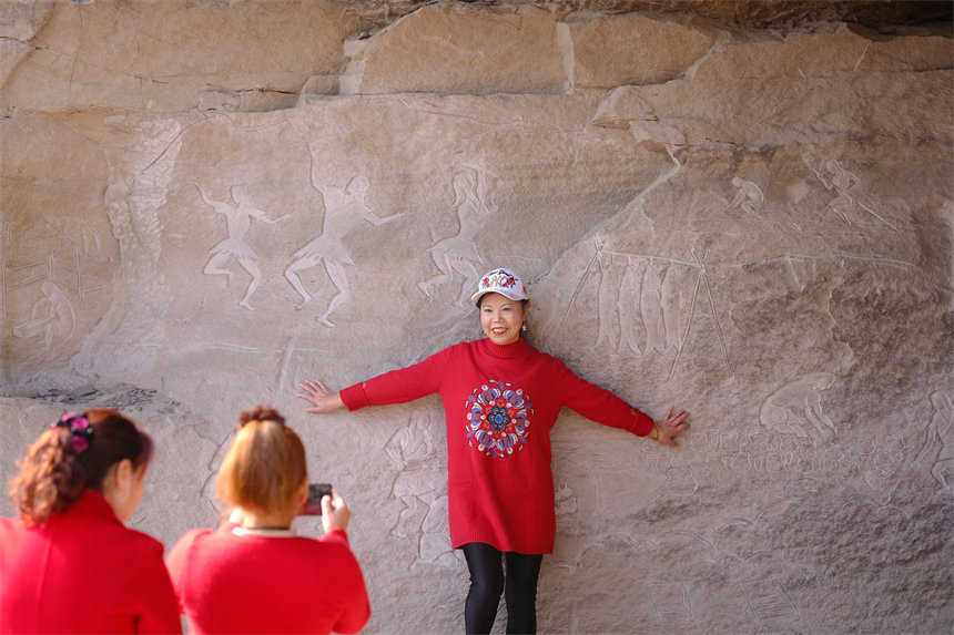 市民在大魚海棠公園拍照留影，享受愜意春光。郭旭攝