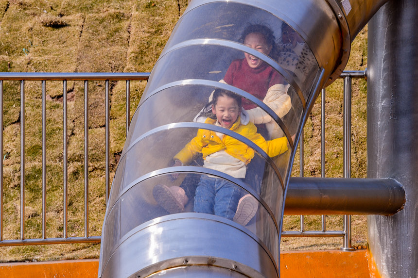 游客在礦山公園內游玩。曹鳴鷗攝
