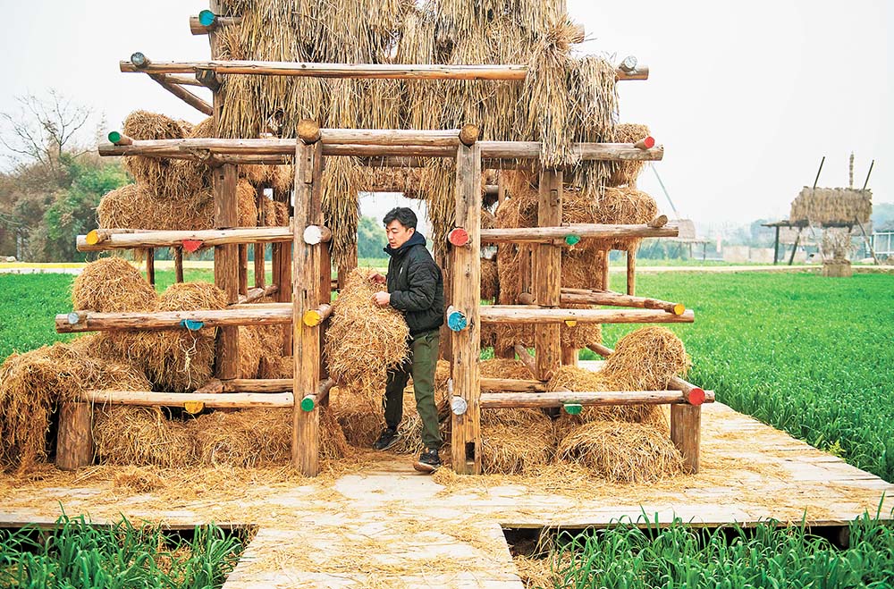 2月2日，璧山區七塘鎮蓮花穴，駐村藝術家朱雨誠正在維護大地美術館的藝術裝置。記者 崔力 攝/視覺重慶