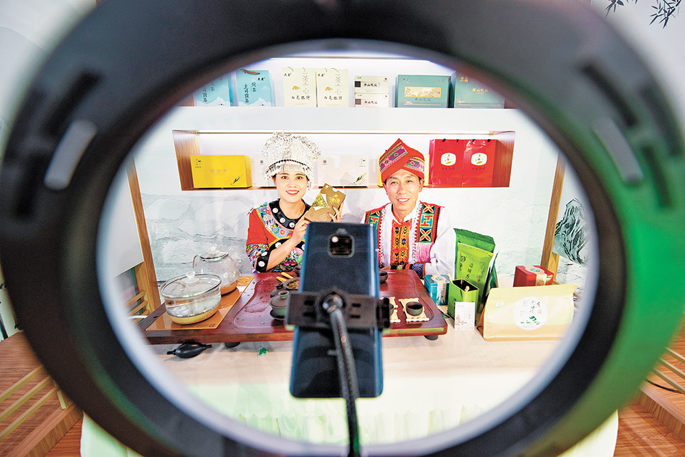 秀山土家族苗族自治縣，茶葉豐收直播帶貨促銷忙。周敏 攝/視覺重慶