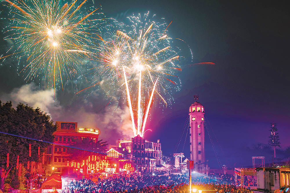 2月4日晚，兩江國際影視城，眾多市民在景區觀看元宵煙花秀、3D激光秀。記者 張錦輝 攝/視覺重慶