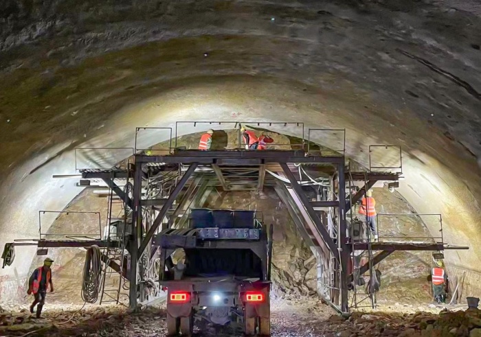 陶家隧道項目正在進行掌子面（開挖坑道時不斷向前推進的工作面）鉆孔作業。 ???重慶城投建設公司供圖