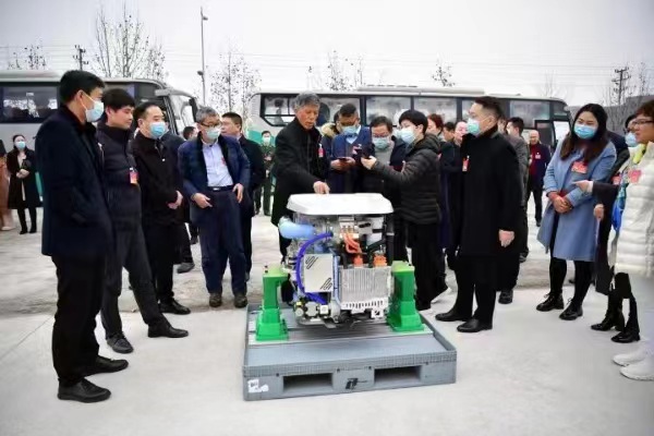 代表們視察博世—慶鈴氫燃料電池發動機項目。王茂松攝