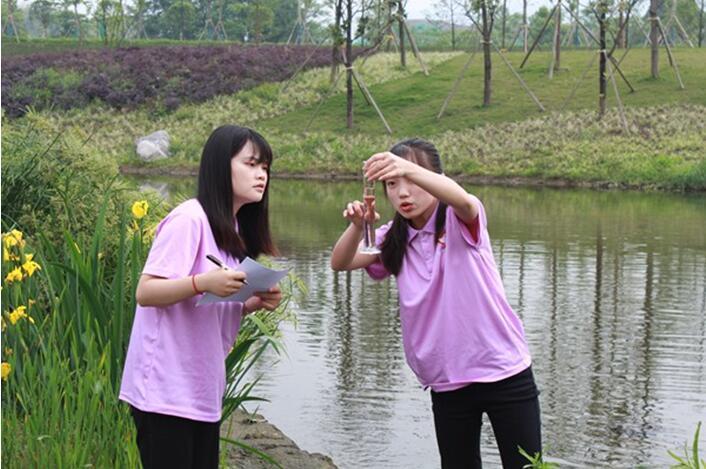 “青馬工程”西部計劃專項學員開展“河小青”志愿服務活動。重慶高新區黨工委統戰部供圖