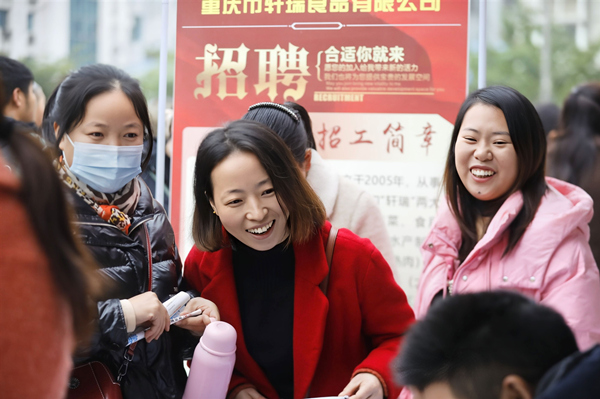 求職者挑選到了合適崗位。代娟攝