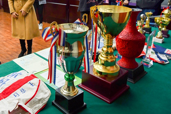 賽車手王睿捐贈的獎牌。 鄒樂攝