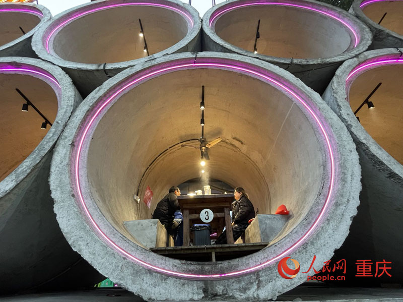 “水泥管”燒烤店內顧客正在就餐