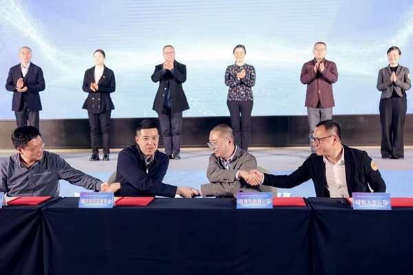 簽約現場。何達攝