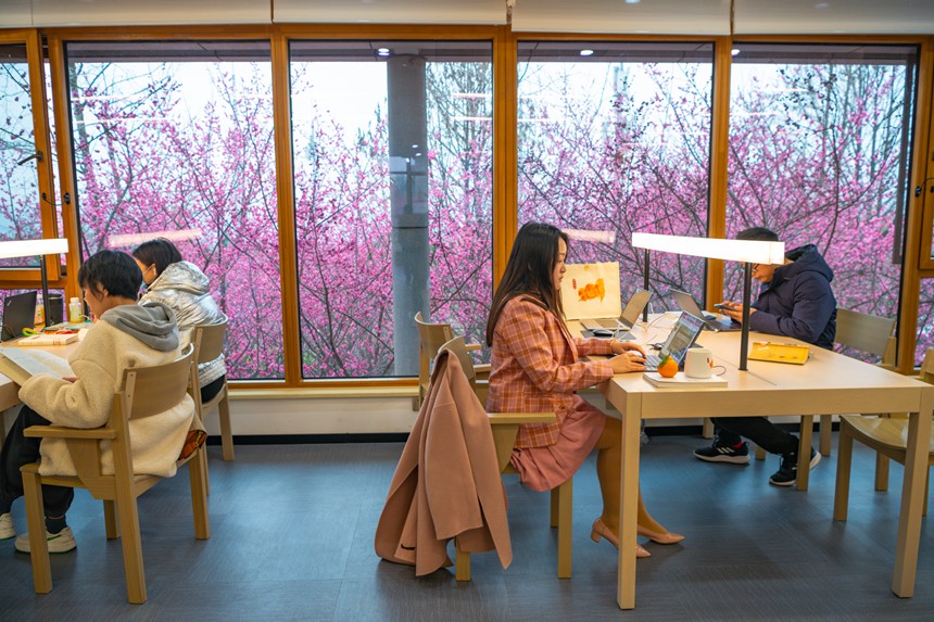 2月16日，市民在江北區圖書館鴻恩寺館內看書。鄒樂攝