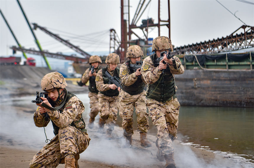 武警重慶總隊船艇支隊組織水上實戰化演練，特戰隊員搶灘登陸對“暴恐分子”進行追捕。唐志勇攝