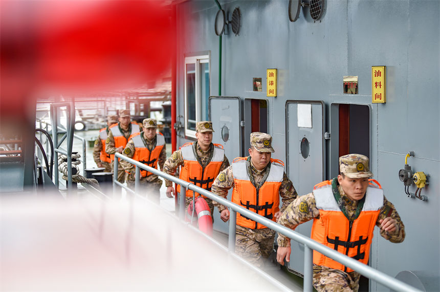 2月16日，武警重慶總隊船艇支隊組織水上實戰化演練，武警官兵快速集結。唐志勇攝