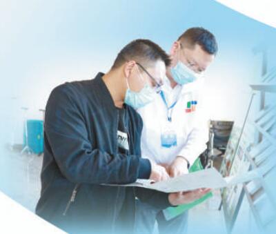 四川師范大學旅游與城鄉規劃研究院副院長李嘉（右）在重慶市巫山縣神女景區開展技術指導。圖為重慶市專家服務中心提供