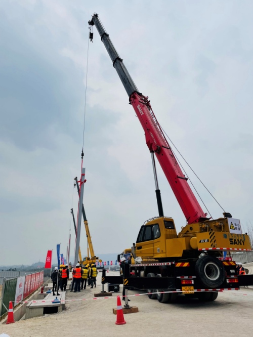 渝昆高鐵川渝段首根接觸網桿吊裝到位。實習生越倚航攝