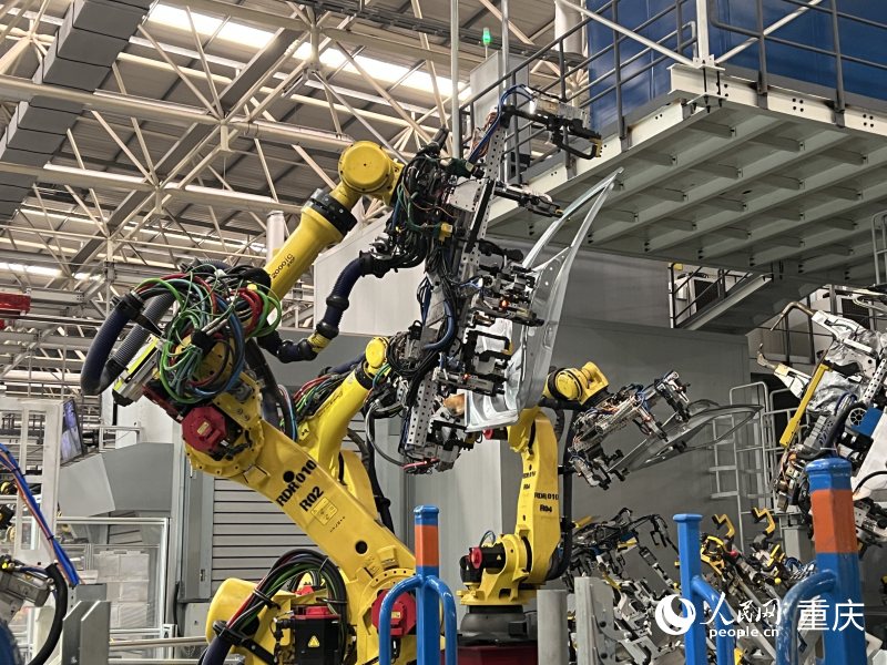 賽力斯兩江智慧工廠內機械有序地工作。人民網 胡虹攝