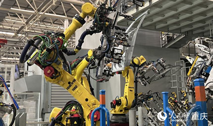                                           重慶加速構建世界級智能網聯新能源汽車產業集群                            胡虹 焦磊 2023年02月19日                             新能源汽車的應用不再局限于交通工具，它不僅能成為我們的智慧伙伴，為我們提供周到貼心的服務，還將成為智能移動空間，為我們創造新的價值。眼下，汽車行業正發生深刻變革，智能網聯新能源汽車成為大勢所趨。重慶作為全國重要的汽車生產基地，正在加速構建世界級的智能網聯新能源汽車產業集群。                【詳細】                           