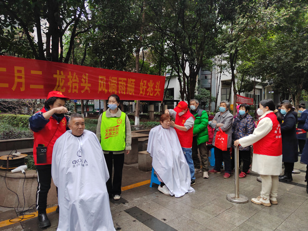 黨員志愿者為居民理發。鄒冬梅攝