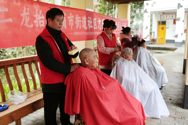 志愿者免費為老人理發。美心紅酒小鎮景區供圖