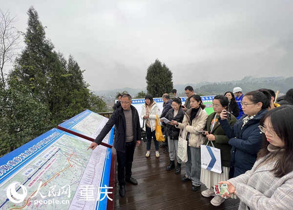 采訪團了解大足石刻站建設情況。人民網 胡虹攝