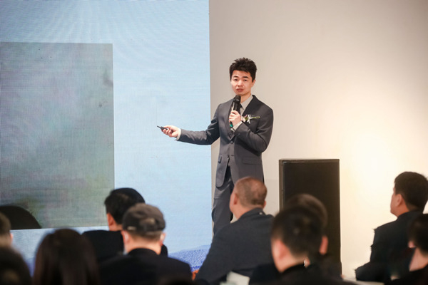 陶亮進行課題分享。重慶華美整形外科醫院供圖