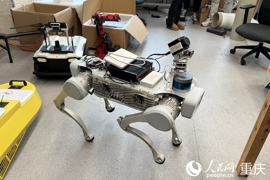 智能巡檢仿生機器狗。人民網 胡虹攝
