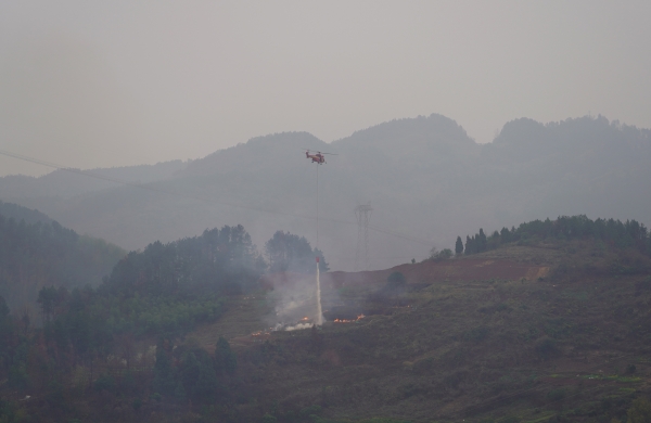 直升機高空投水滅火作業。吳莉攝