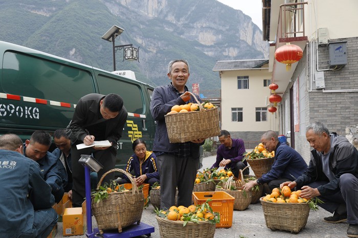 毛相林代表（中）。重慶市人大供圖