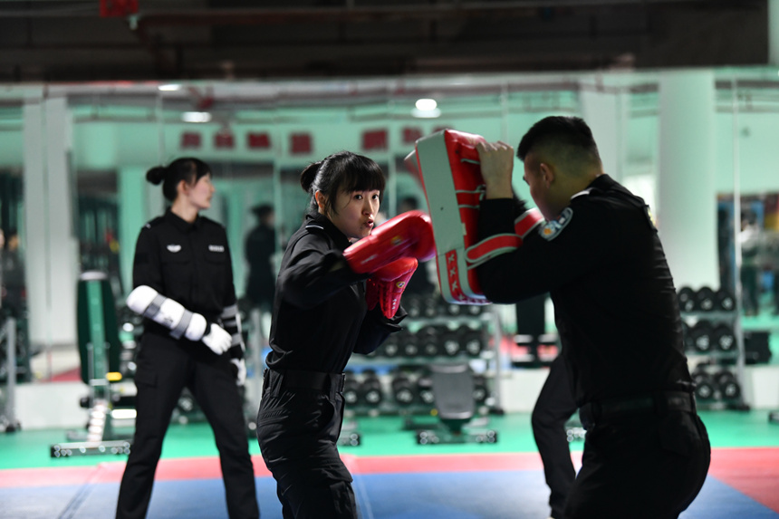 女特警格斗對抗訓練。鄒樂攝