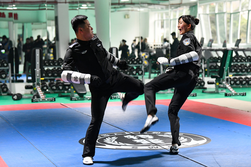 女特警格斗對抗訓練。鄒樂攝