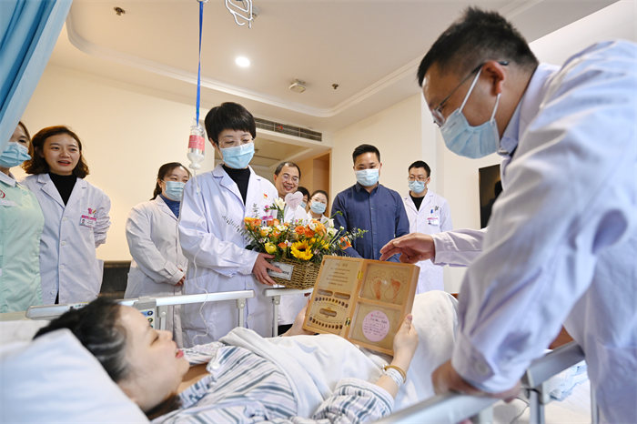 醫院為新晉媽媽們送上了鮮花、出生紀念盒。鄒樂攝