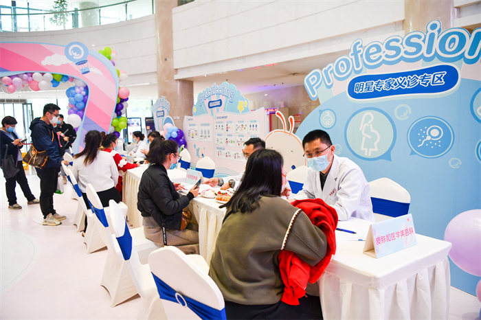 專家團隊為婦女同胞進行健康咨詢和健康指導。