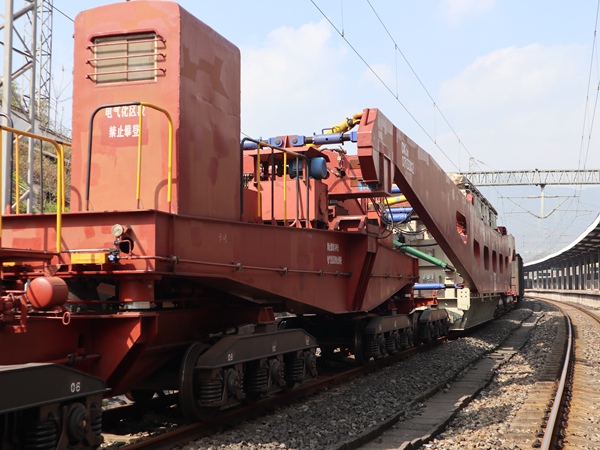 圖為 “白鶴灘”水電工程配套特高壓超限變壓器運輸最后一趟專列。