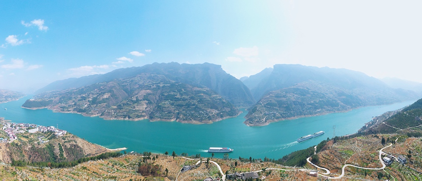 長江豪華游輪行駛在重慶市巫山縣曲尺鄉境內。盧先慶攝