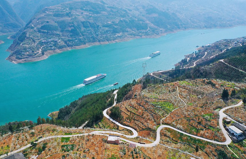 長江豪華游輪行駛在重慶市巫山縣曲尺鄉境內。盧先慶攝