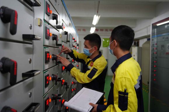 機電專家在配電機房巡檢。重慶萬科供圖