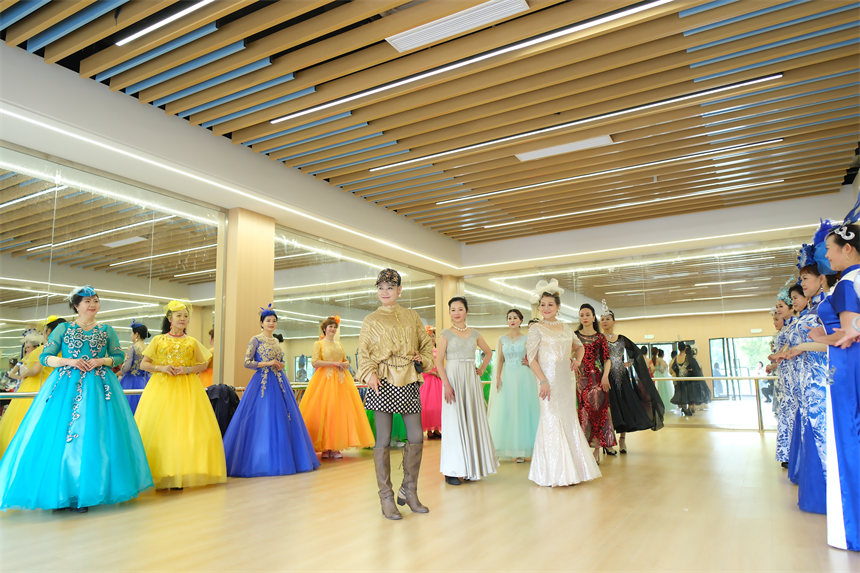 南岸區老年大學銅元局街道分校，時裝表演班學員在老師的指導下進行基本功訓練。郭旭攝