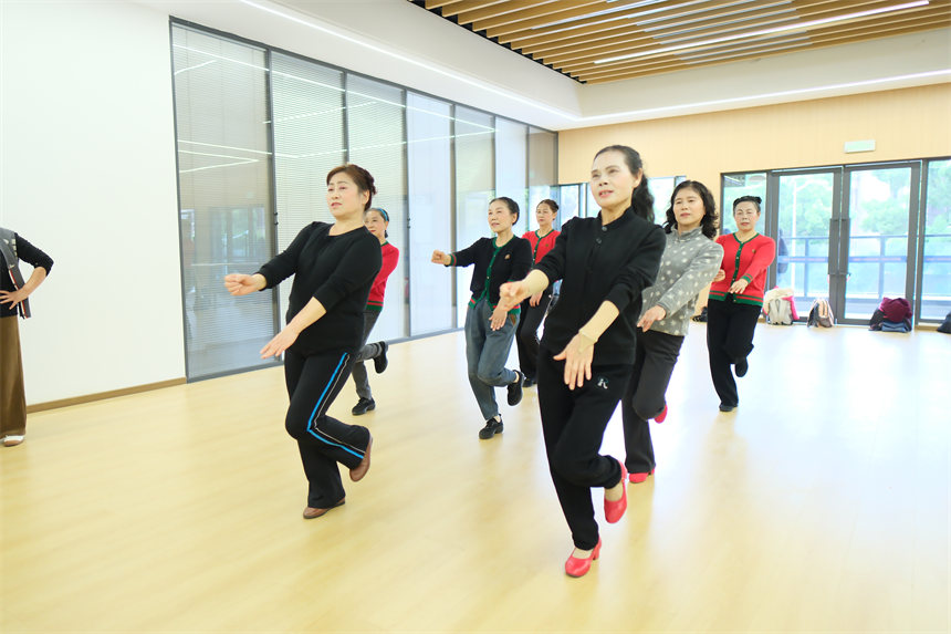 南岸區老年大學銅元局分校，舞蹈班老人學習民族舞。郭旭攝