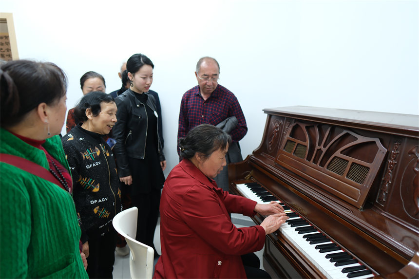 南岸區老年大學銅元局街道分校，器樂班老人學習演奏。郭旭攝