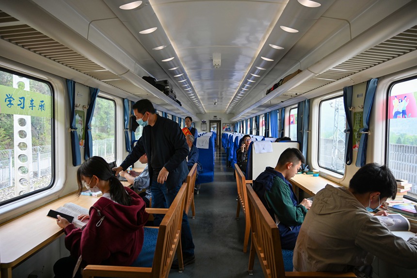 搭乘火車的旅客正在閱讀。鐘潔攝