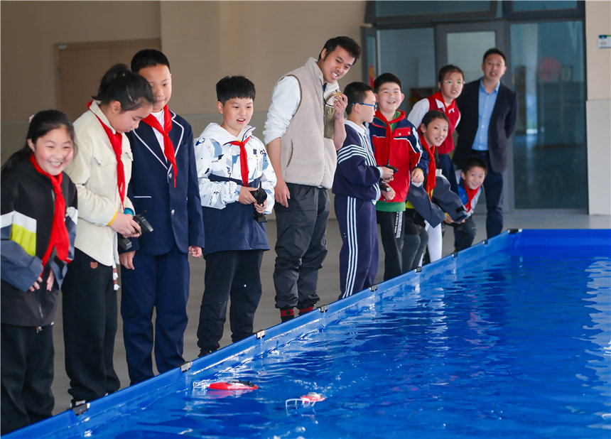 學生們在“水上航模興趣小組”進行比賽。郭旭攝