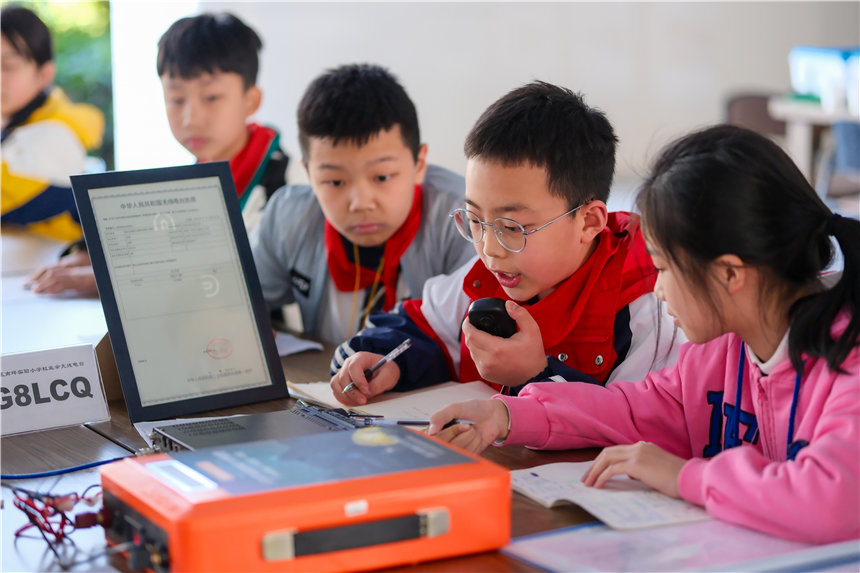 在南坪實驗外國語小學，學生們在無線電測向社團樂享課后時光。郭旭攝