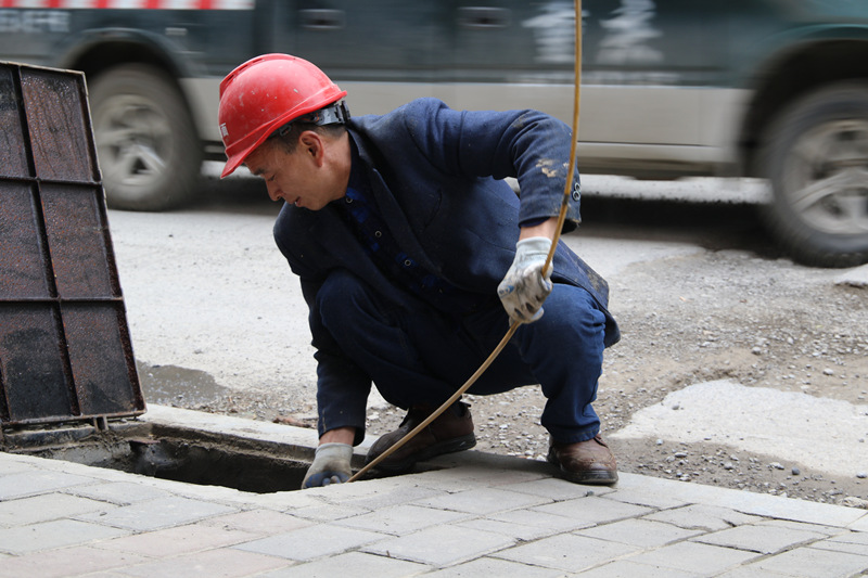 楊前海在工地上干活。楊夏麟攝
