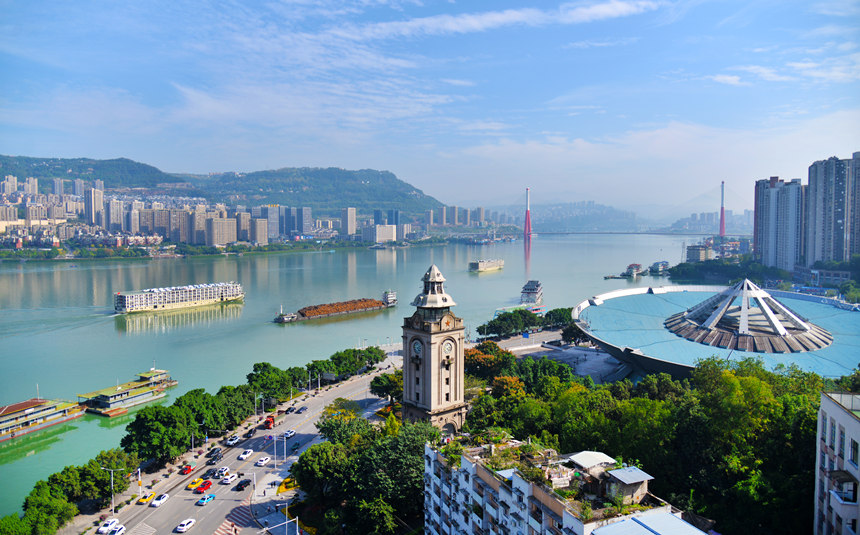 長江萬州段，黃金水道船來船往。付作僑攝