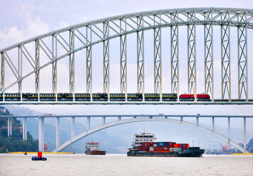 長江萬州段，鐵水聯運運輸繁忙。付作僑攝