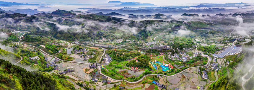 萬盛經開區綠水村晨霧繚繞。曹永龍攝