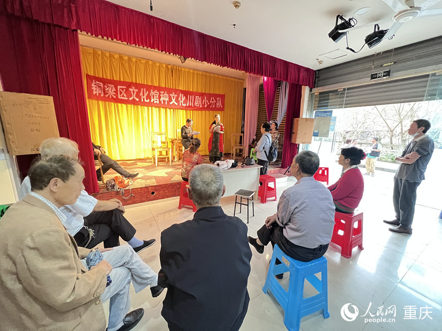 社區居民在活動中心排練。人民網 胡虹攝